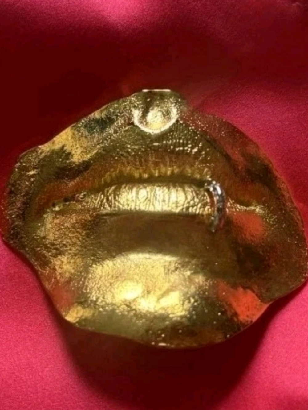 Schiaparelli Pierced Lip Brooch.whith Box